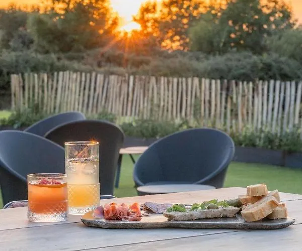 La Chaumiere מלון